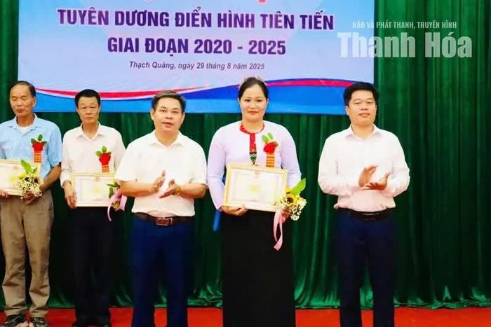 Chị Bùi Thị Yến tại Hội nghị tuyên dương điển hình tiên tiến xã Thạch Quảng giai đoạn 2020-2025.