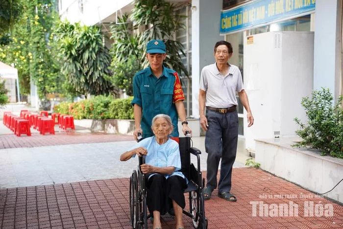 Lực lượng hỗ trợ được bố trí hướng dẫn người dân.