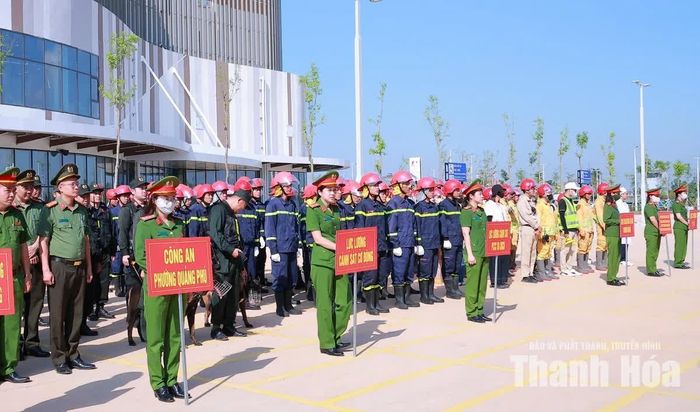 Các lực lượng tham gia tổng duyệt diễn tập.