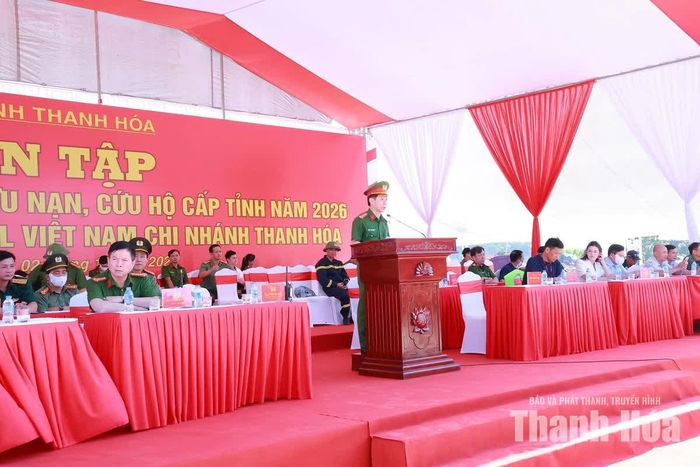 Thành viên của Ban Chỉ đạo phát biểu nhận xét sau buổi tổng duyệt.