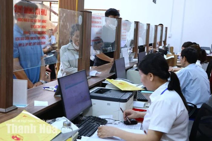 Cán bộ Trung tâm Phục vụ hành chính công xã Thiệu Hóa tiếp nhận hồ sơ của công dân.