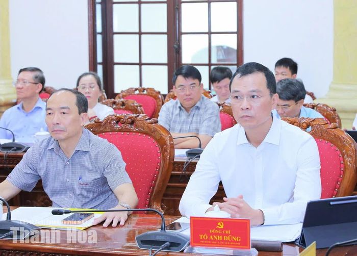 Chủ tịch UBND tỉnh Tô Anh Dũng và đại biểu dự hội nghị.