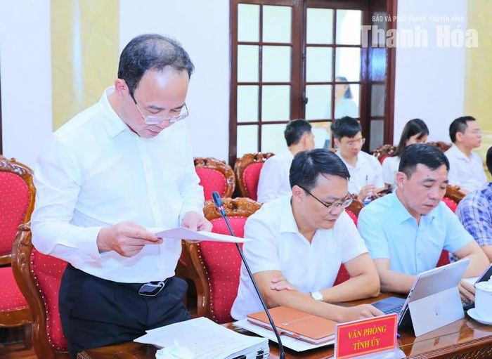 Chánh Văn phòng Tỉnh ủy Nguyễn Lợi Đức trình bày báo cáo.