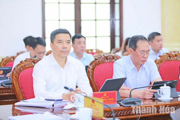 Phó Bí thư Thường trực Tỉnh ủy Nguyễn Hồng Phong và Phó Bí thư Tỉnh ủy Trịnh Tuấn Sinh dự hội nghị.
