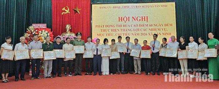 Lãnh đạo xã Tân Ninh trao Giấy khen của Chủ tịch UBND xã cho các cá nhân có thành tích xuất sắc