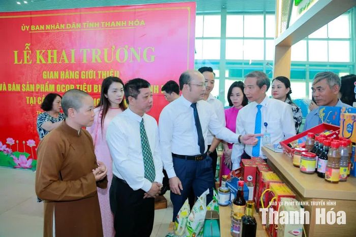 Phó Chủ tịch UBND tỉnh Cao Văn Cường tham quan các sản phẩm trưng bày tại gian hàng.
