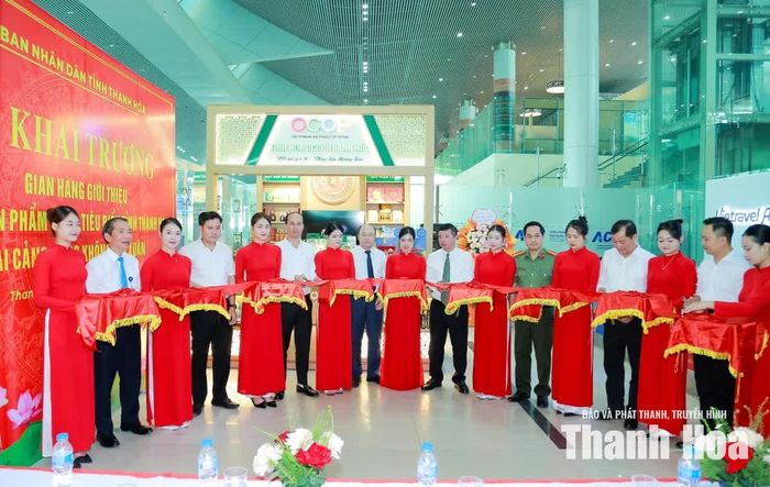 Phó Chủ tịch UBND tỉnh Cao Văn Cường và các đại biểu cắt băng khai trương.