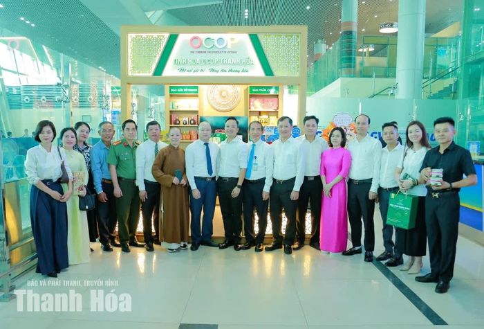 Phó Chủ tịch UBND tỉnh Cao Văn Cường và các đại biểu chụp ảnh lưu niệm cùng du khách.