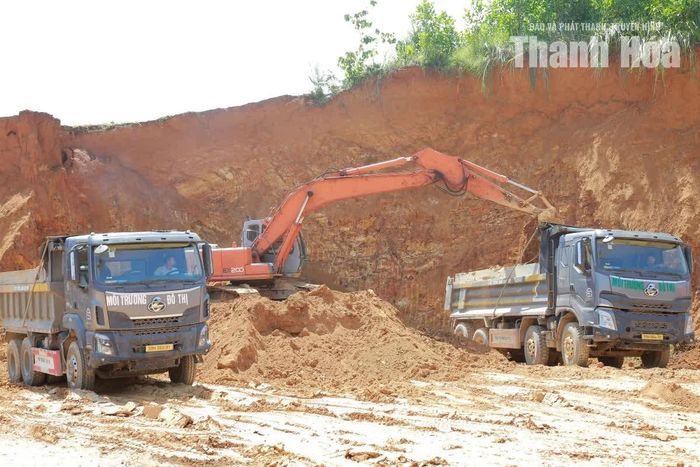 Đơn vị thi công đang huy động nhân lực, máy móc đẩy nhanh tiến độ thi công.