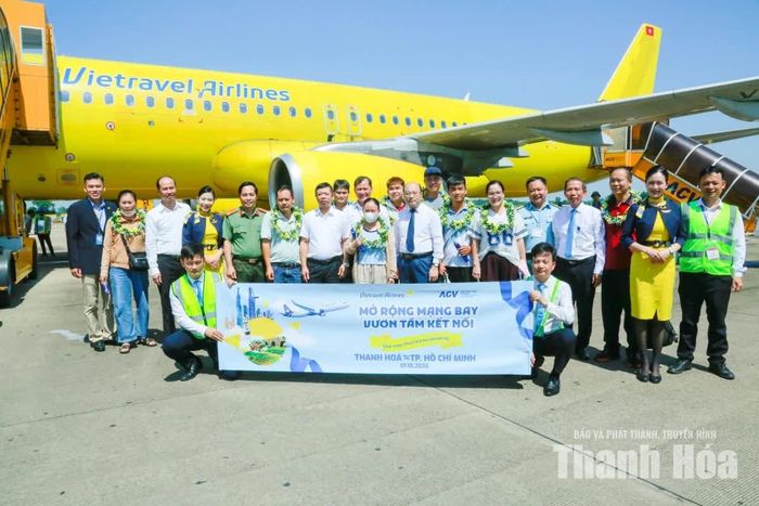 Phó Chủ tịch UBND tỉnh Cao Văn Cường và các đại biểu tặng hoa, quà chúc mừng những hành khách trong chuyến bay từ TP Hồ Chí Minh tới Thanh Hóa.