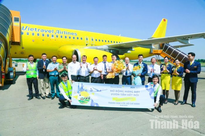 Phó Chủ tịch UBND tỉnh Cao Văn Cường và các đại biểu tặng hoa chúc mừng cơ trưởng và phi hành đoàn.