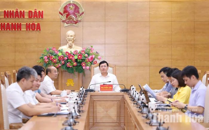 Phó Chủ tịch Thường trực UBND tỉnh Mai Xuân Liêm và đại diện các sở, ngành tham dự phiên họp.
