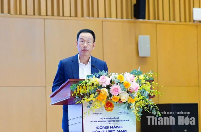 Phó Chủ tịch UBND tỉnh Lê Quang Hùng tham luận tại hội nghị.