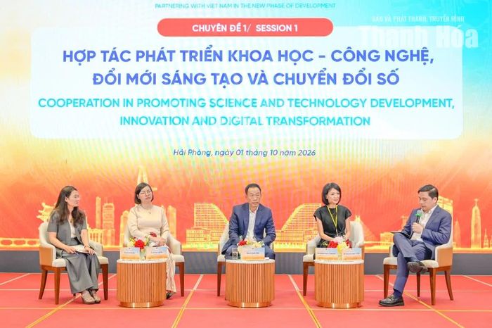 Phó Chủ tịch UBND tỉnh Lê Quang Hùng tham gia phiên thảo luận tại hội nghị.