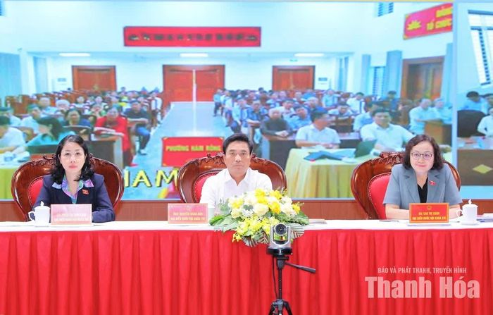 Phó Chủ tịch Quốc hội Nguyễn Doãn Anh và các ĐBQH tại buổi tiếp xúc cử tri.