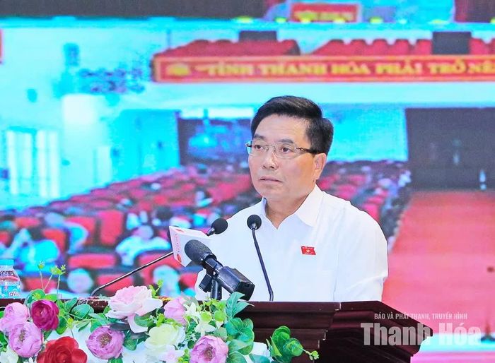 Phó Chủ tịch Quốc hội Nguyễn Doãn Anh phát biểu với cử tri.