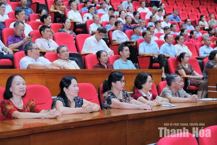Cử tri phường Hạc Thành dự hội nghị.