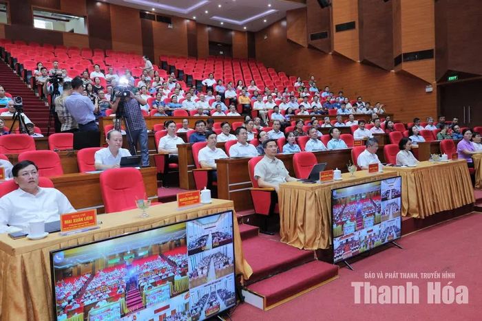Các đại biểu và cử tri dự hội nghị.