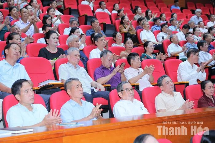 Cử tri phường Hạc Thành dự hội nghị.