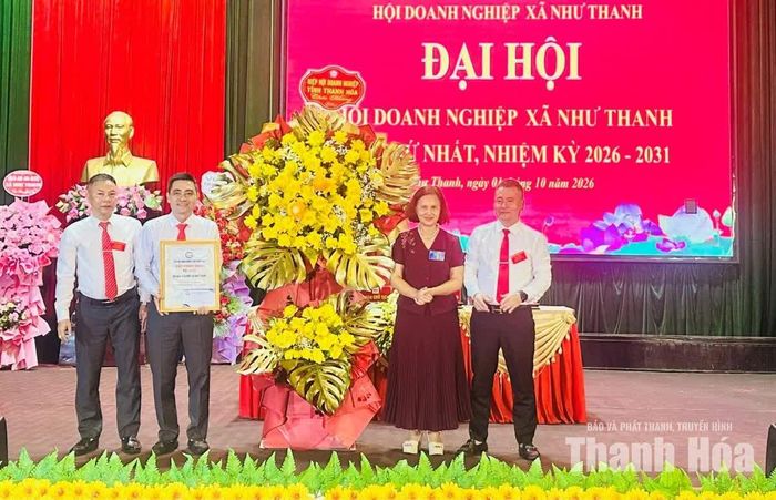 Lãnh đạo Hiệp hội doanh nghiệp tỉnh tặng hoa chúc mừng Đại hội.