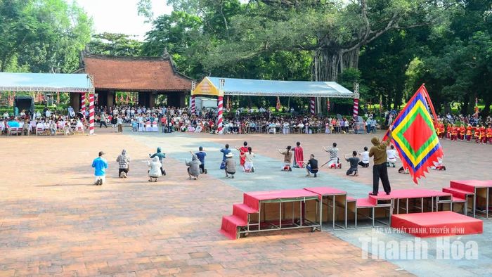 Tại sân rồng - nơi diễn ra các hoạt động nghệ thuật được chuẩn bị chu tất.