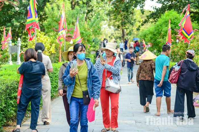 Càng về chiều, dòng người đổ về khu di tích lịch sử Lam Kinh mỗi lúc một đông...