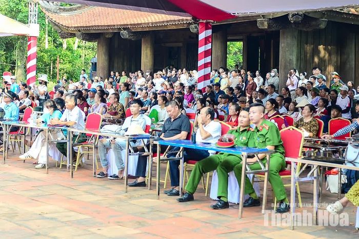 Cùng với đó, Ban Tổ chức đã chuẩn bị bàn ghế đại biểu và khu vực đón tiếp Nhân dân dự lễ hội.