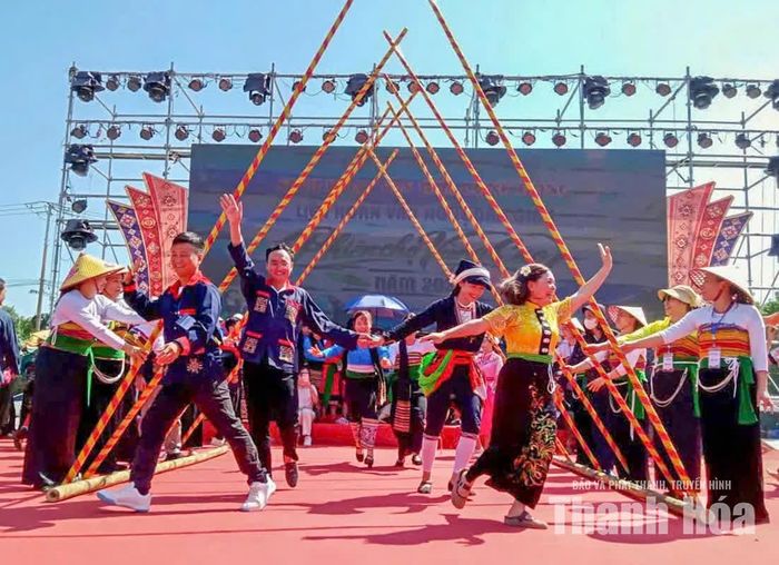 Bên cạnh đó, bức tranh ngày hội càng thêm phần sinh động và phong phú với không gian phiên chợ vùng cao. Nơi đây hội tụ trọn vẹn sắc màu văn hóa qua những làn điệu dân ca, dân vũ rộn ràng, các trò chơi dân gian đậm đà hương vị núi rừng, cùng hệ thống sản vật và ẩm thực truyền thống độc đáo của đồng bào các dân tộc, sẵn sàng chào đón du khách khám phá và trải nghiệm.