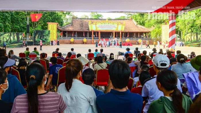 Đông đảo người dân và du khách đã quây quần bên các sân khấu chính để chăm chú theo dõi các nghệ sĩ, diễn viên đang miệt mài luyện tập các tiết mục nghệ thuật chuẩn bị cho lễ hội.