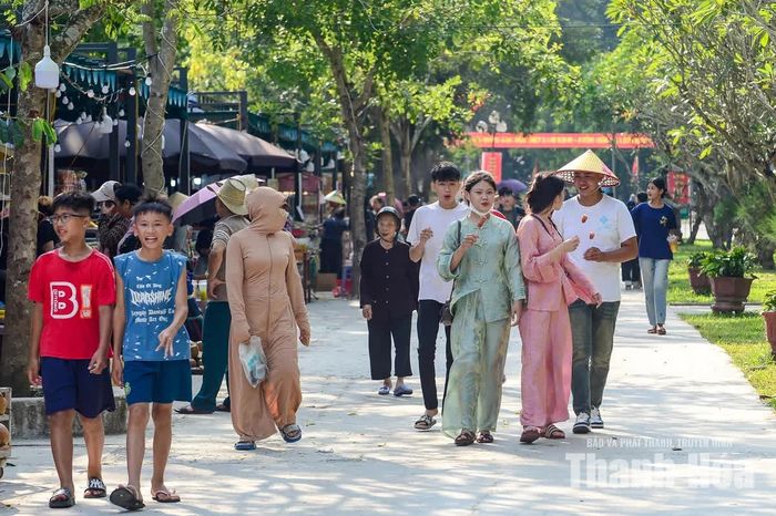 Dọc các tuyến đường rợp bóng cổ thụ, dòng người nối dài, ai nấy đều toát lên niềm háo hức.