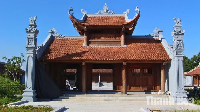Các công trình được phục dựng theo hình thức kiến trúc truyền thống, tạo nên một không gian vừa trang nghiêm, vừa hài hòa với cảnh quan của khu căn cứ.