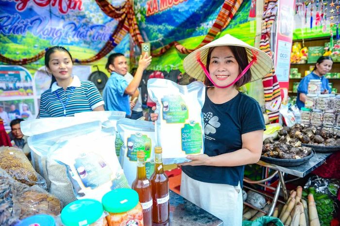 Chị Phạm Ngần (đến từ xã Mường Mìn) bày tỏ sự thích thú khi vừa được đắm mình trong không gian văn hóa lịch sử hào hùng của cuộc khởi nghĩa Lam Sơn, vừa được trải nghiệm hương vị và đời sống sinh hoạt đậm đà bản sắc của đồng bào các dân tộc vùng cao Thanh Hóa ngay tại khu di tích.