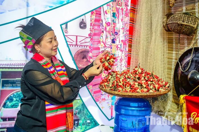 Tại đây, những nông sản sạch, dược liệu, thổ cẩm dệt thủ công tinh xảo, cùng nhiều món ăn mang đậm hương vị núi rừng như thịt gác bếp, măng rừng, mật ong nguyên chất, các loại nấm thảo dược... được trưng bày phong phú.