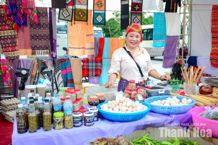 Bà Hà Thị Thu Hương (xã Pù Luông) cho biết: “Được mang những sản vật của đồng bào Pù Luông đến với không gian của Lễ hội Lam Kinh là niềm vinh dự lớn đối với chúng tôi. Phiên chợ không chỉ là cơ hội để quảng bá, giới thiệu các sản phẩm OCOP, nông sản sạch đến đông đảo du khách thập phương, mà còn là dịp để lan tỏa những giá trị văn hóa truyền thống độc đáo của đồng bào miền núi xứ Thanh đến gần hơn với cộng đồng”.
