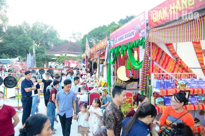 Sự góp mặt của các doanh nghiệp, hợp tác xã và tiểu thương ở miền núi tại phiên chợ không chỉ giúp quảng bá thương hiệu, mở rộng thị trường tiêu thụ cho các sản phẩm nông nghiệp đặc trưng, mà còn tôn vinh sức lao động, sự sáng tạo của đồng bào các dân tộc trong việc giữ gìn và phát huy giá trị kinh tế từ văn hóa truyền thống.