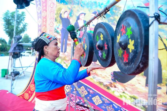 Tiếng cồng chiêng ngân vang, những câu hát, điệu múa dân gian hòa quyện cùng mùi thơm của các sản vật tự nhiên tạo nên một sức hút khó cưỡng, níu chân bất kỳ du khách nào khi “về nguồn”.