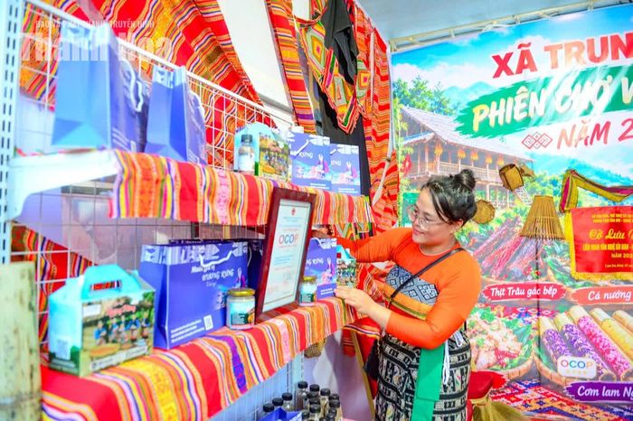Giữa không gian xanh ngát, trầm mặc của Di tích lịch sử quốc gia đặc biệt, sự xuất hiện của các gian hàng mộc mạc, đậm chất núi rừng đã thu hút đông đảo Nhân dân và du khách thập phương.