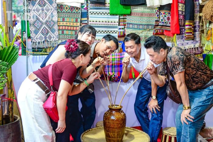 Bên cạnh việc tham quan, dâng hương tưởng niệm các bậc vua sáng, tôi hiền triều Lê, du khách đến với Lam Kinh dịp này còn được hòa mình vào không khí tưng bừng của phiên chợ, trực tiếp trò chuyện với người dân bản địa, tìm hiểu quy trình tạo ra các sản phẩm thủ công truyền thống và thưởng thức nghệ thuật dân gian.