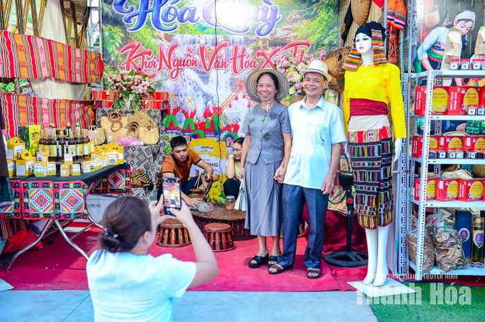 Theo Ban Tổ chức Lễ hội Lam Kinh năm 2026, việc lồng ghép “Phiên chợ vùng cao” vào chuỗi các hoạt động bên lề là một bước đổi mới thiết thực, nhằm đa dạng hóa các hoạt động trải nghiệm cho du khách, đồng thời phát huy vai trò của cộng đồng địa phương trong việc bảo tồn và phát huy giá trị di tích.