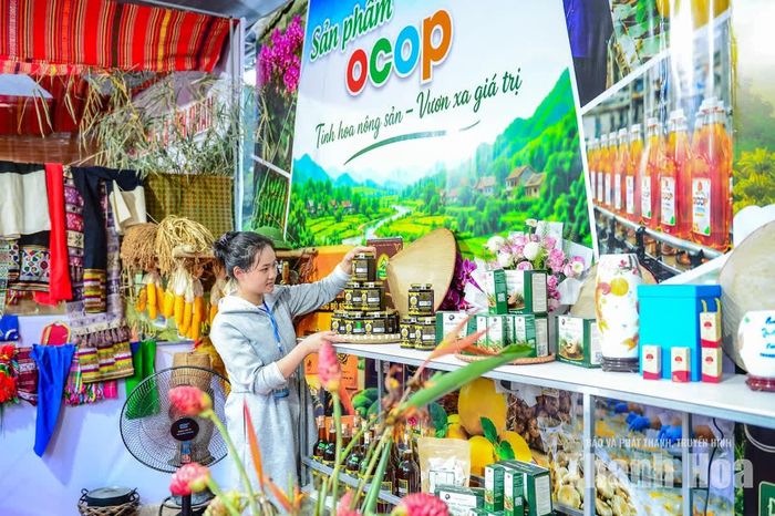 Đến với phiên chợ tại Lễ hội Lam Kinh 2026, du khách có cơ hội khám phá và thưởng thức hàng loạt sản phẩm OCOP đặc trưng, tiêu biểu đến từ xã Lam Sơn và các địa phương trên địa bàn tỉnh.