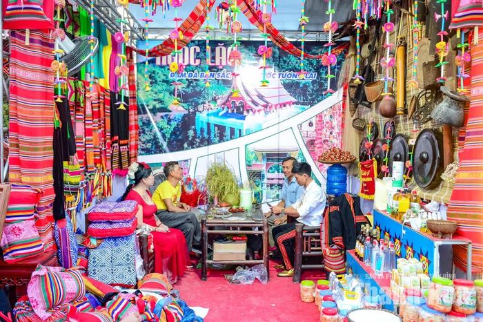 Các gian hàng được bố trí ngăn nắp, trang trí tinh tế nhưng vẫn giữ nguyên nét mộc mạc của miền sơn cước.
