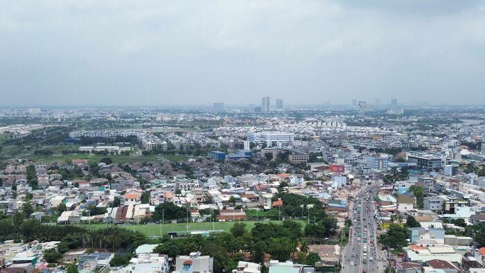Quốc lộ 13 cũng tiếp tục giữ vai trò trong mạng lưới liên vùng. Trục giao thông này nằm trong tuyến kết nối TP HCM với Đông Nam Bộ và Tây Nguyên, đồng thời, TP HCM cũng đưa đưa quốc lộ 13, quốc lộ 13B và quốc lộ 13C vào hệ thống giao thông đường bộ đối ngoại cần phát triển, hoàn thiện trong giai đoạn tới.