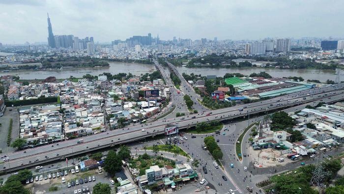 Khu vực điểm đầu của dự án mở rộng quốc lộ 13 hiện nay, từ đây có thể dẫn thẳng tới khu vực Ngã tư Hàng Xanh. Theo quy hoạch, trục Quốc lộ 13 sau khi hoàn thiện sẽ được kết nối liền mạch từ khu vực ngã tư Hàng Xanh đến Vành đai 3 TP Hồ Chí Minh. Hiện tuyến này đang được triển khai đầu tư theo từng đoạn.