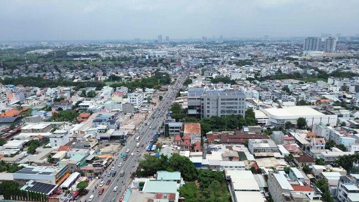 Bên cạnh đó, quốc lộ 13 còn được đặt trong hành lang TOD công nghiệp - dịch vụ phía Bắc. Quy hoạch định hướng trục từ TP HCM lên Thủ Dầu Một, Bến Cát; trong đó Thuận An và Dĩ An là các nút trung chuyển liên tỉnh, kết nối metro số 1 kéo dài với hệ thống BRT dọc Quốc lộ 13. Không gian dọc hành lang này được định hướng kết hợp công nghiệp sạch, đô thị dịch vụ và nhà ở công nhân chất lượng cao.