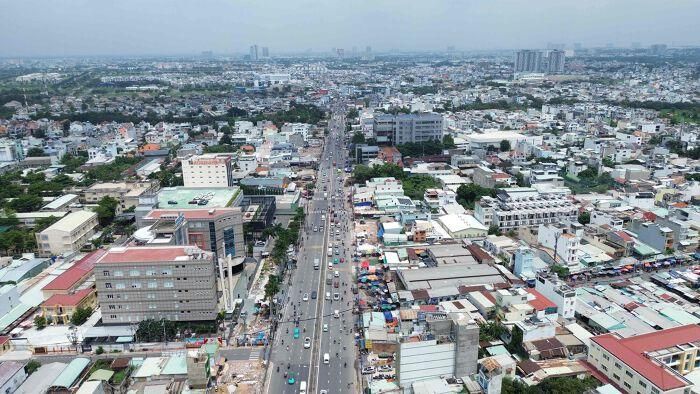 Dự án mở rộng quốc lộ 13 có điểm đầu tại cầu Bình Triệu, điểm cuối nằm tại ranh tỉnh Bình Dương. Dự án này được TP HCM khởi công vào ngày 29/8 vừa qua, với tổng chiều dài toàn dự án khoảng 5,9 km. Dự án được đầu tư với quy mô khoảng 60 m, với 10 - 14 làn xe. Trong đó, phần cầu cạn có chiều dài khoảng 3,75 km, quy mô 4 làn xe, vận tốc thiết kế 80 km/h; đường song hành có quy mô 8 - 10 làn xe, vận tốc thiết kế 60 km/h.