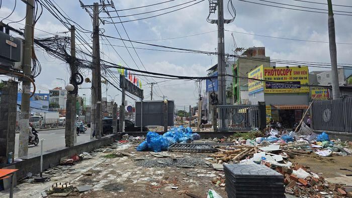 Riêng với không gian Bình Dương cũ, quá trình đô thị hóa và công nghiệp hóa lâu nay tập trung mạnh dọc các hành lang chiến lược như quốc lộ 13, Mỹ Phước - Tân Vạn và các tuyến vành đai. Từ các trục này đã hình thành chuỗi đô thị liên hoàn gồm Thủ Dầu Một, Thuận An, Dĩ An, Tân Uyên, Bến Cát, Bàu Bàng, đi cùng hệ thống khu đô thị, trung tâm thương mại - dịch vụ và các khu công nghiệp lớn như VSIP, Sóng Thần, Mỹ Phước, Đồng An, Nam Tân Uyên, Bàu Bàng. Tuy nhiên, tốc độ phát triển nhanh cũng tạo áp lực lên hạ tầng và không gian công cộng.