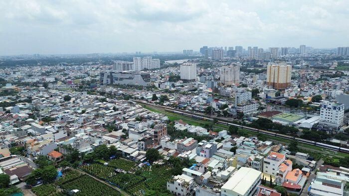 Không gian này phát triển bám các tuyến giao thông quốc gia và vùng, trong đó quốc lộ 13 cùng quốc lộ 1, quốc lộ 22, quốc lộ 51, hệ thống vành đai và cao tốc. Quy hoạch đồng thời xác định chuỗi Dĩ An - Thuận An - Thủ Dầu Một - Bến Cát - Tân Uyên là một trong những chuỗi đô thị công nghiệp - đổi mới sáng tạo của thành phố mới.