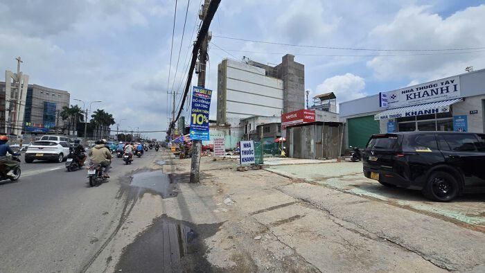 Dự án bồi thường, hỗ trợ, tái định cư phục vụ dự án metro số 2 TP Thủ Dầu Một cũ - TP HCM có tổng diện tích đất dự kiến bị ảnh hưởng khoảng 81,2 ha, ảnh hưởng khoảng 2.681 trường hợp. Trong đó 398 trường hợp dự kiến giải tỏa toàn bộ, tương đương với nhu cầu tái định cư 398 suất. Tổng mức đầu tư bồi thường, hỗ trợ, tái định cư phục vụ dự án dự kiến là 34.374 tỷ đồng, sử dụng ngân sách. TP HCM dự kiến khởi công tuyến metro này vào tháng 12 tới.