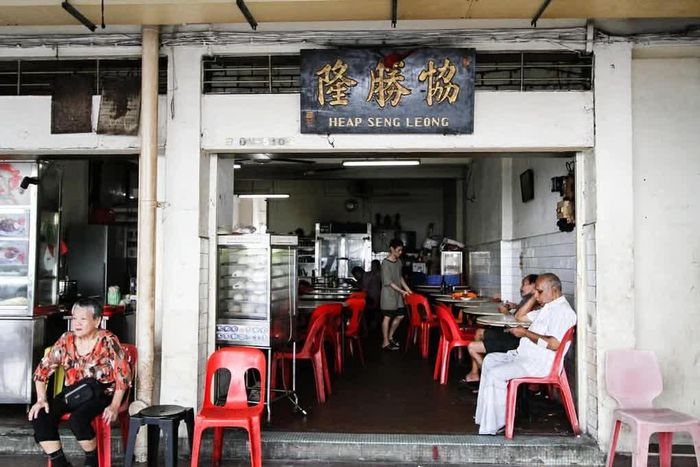 Tiệm kopitiam Heap Seng Leong mở cửa từ 5h đến 15h mỗi ngày. Ảnh: STB