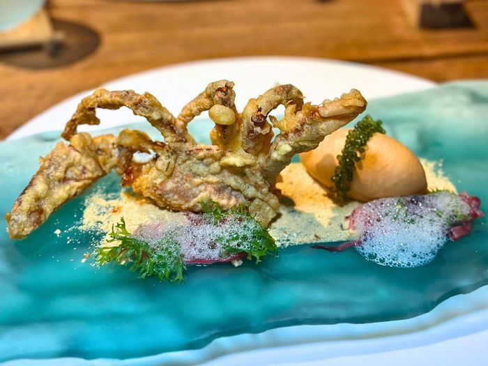 Phiên bản “My First Chilli Crab v2014” được Labyrinth đưa trở lại trong năm 2026. Ảnh: Time Out
